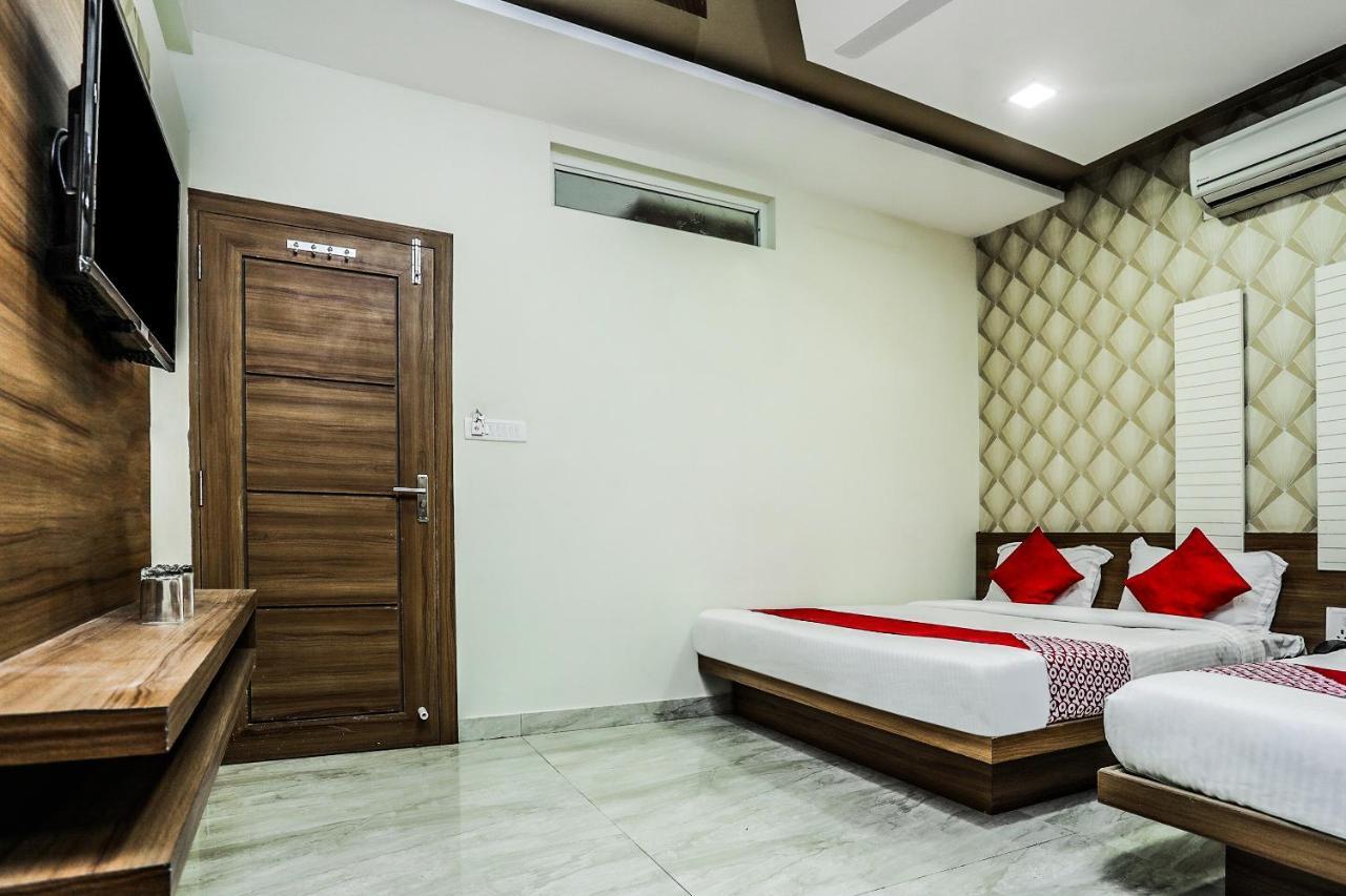 Oyo 16163 Hotel Shri Hari Ujjain Luaran gambar